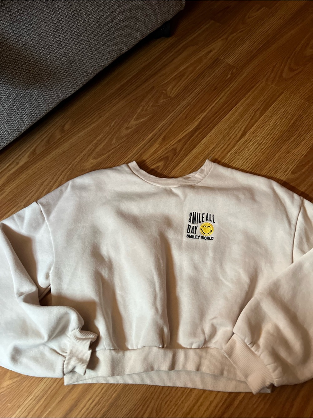 H&M Cream Crewneck Sweatshirt with Smiley World Tag
